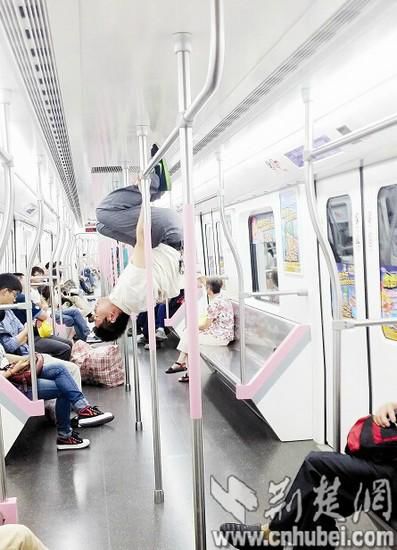 男子地铁内练体操