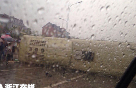 杭州萧山载27人大巴车发生侧翻事故
