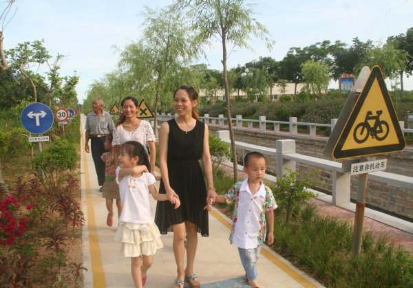 家长牵手孩子们接受道路交通安全教育