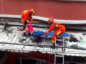女子从五楼坠下砸中二楼遮雨棚