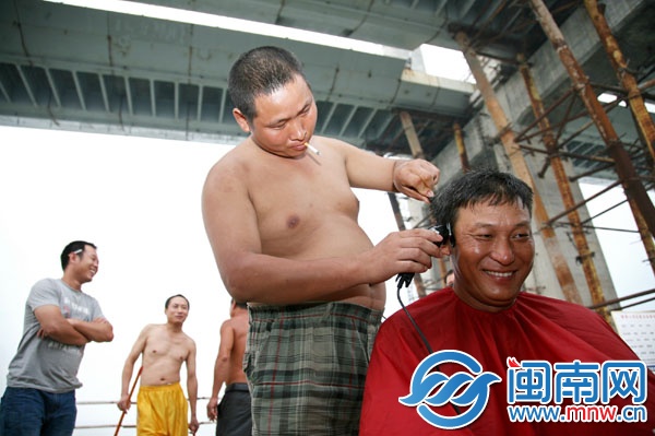 梁师傅正在给工友理发