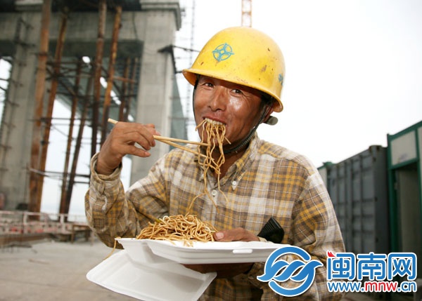 侯师傅正大口吃面，干体力活，饭量不能少