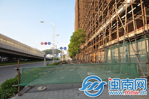 人行道被堵，行人没法过