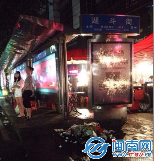 烧烤摊占道经营，还乱扔垃圾
