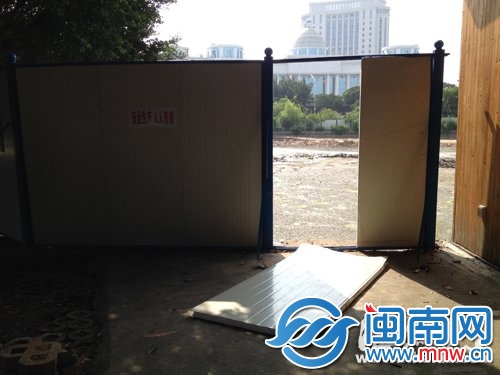 环湖多处围挡被破坏
