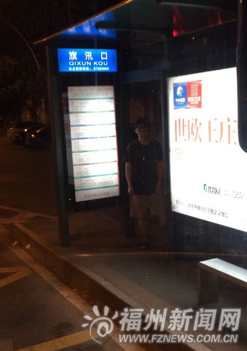 在东街口骚扰女性的“口罩男”