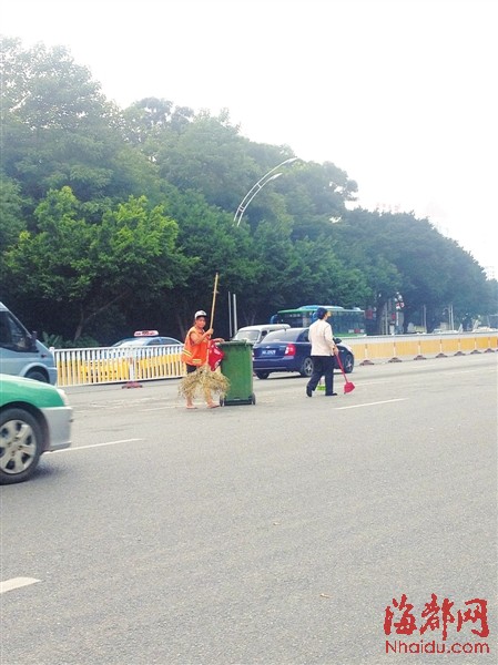 环卫工在路中清扫垃圾