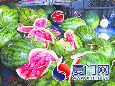 大西瓜全被砸裂，卖不出去
