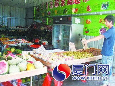不敢再开店,店主面对一天天烂下去的水果,焦急不已
