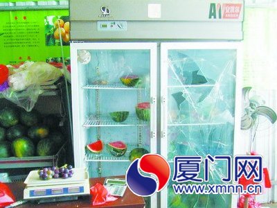 店里冰箱被砸坏