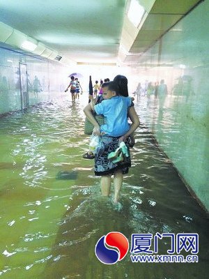 不少行人都打赤脚过地下通道