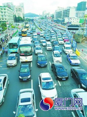 昨日早高峰期间的仙岳路江头建材城附近交通状况