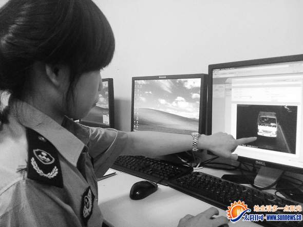 环保专员演示如何“扫黄”。