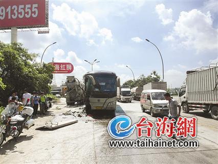 厦门旅游大巴在漳州台投区与水泥搅拌车相撞