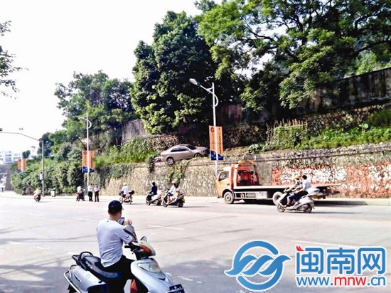 网友狂吐槽：小车也上墙？