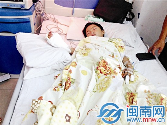 后妈剁下继女右手 抛入粪坑