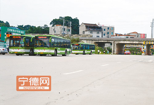 宁德师院附近道路破损严重 坑洼路“吓退”公交车2