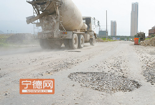 宁德师院附近道路破损严重 坑洼路“吓退”公交车