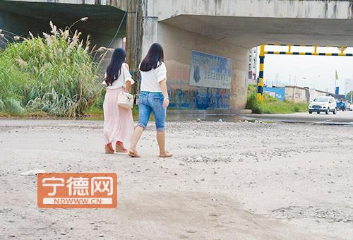 宁德师院附近道路破损严重 坑洼路“吓退”公交车1
