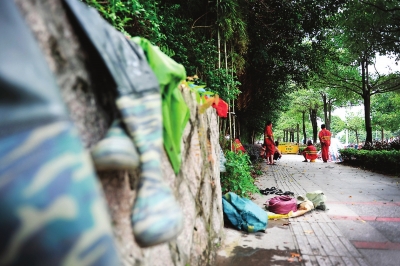 清淤工们在午饭时间放松身体坐在路旁休息