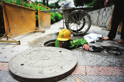 夏师傅在雨水管道内爬行工作一