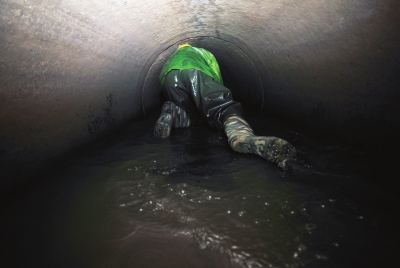 夏师傅在雨水管道内爬行工作二