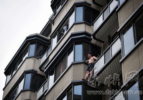 　一名男子站在五楼阳台外想往下跳