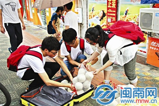 大学生用旅行箱，将椰子拉到景点卖