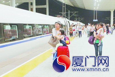 旅客从北京首发直达厦门的高铁上下