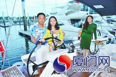 一家三口驾船抵厦