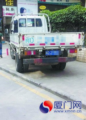市民拍下的违章车辆