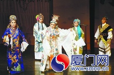 台湾民权歌剧团表演《岳母刺字》。