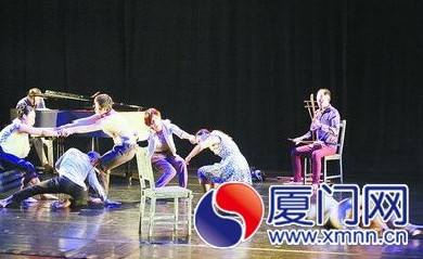 台湾林文中舞团表演《慢摇滚》。