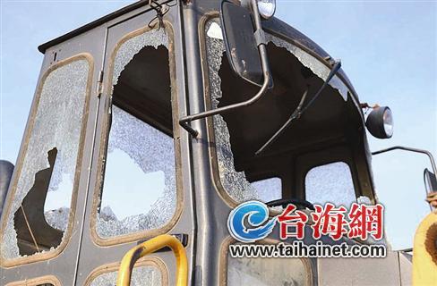 挖掘机小车遭砸