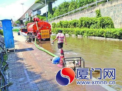 成功大道双浦路下穿通道出现积水成功大道双浦路下穿 