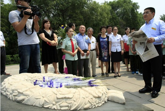 陈光标抚顺雷锋墓前献鲜花及报纸2