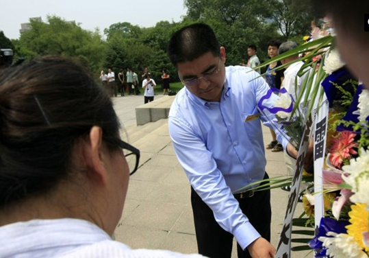 陈光标抚顺雷锋墓前献鲜花及报纸