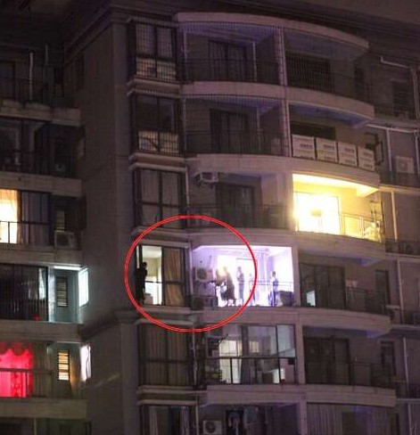 二十四楼的窗台上，吴某(画圈处)与警察对峙