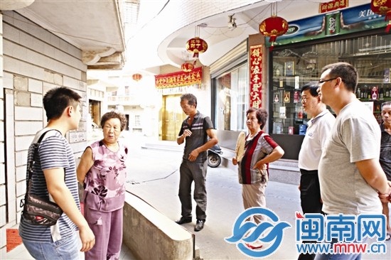 施老太（左二）在讲述蔡留家的情况