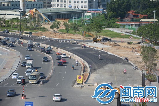 和平中路300米“白脖子”路面即将完成“白改黑”