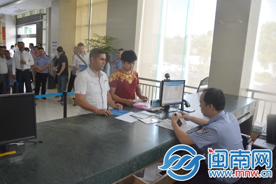 阿里（左一）正在办理签证业务