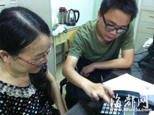 海都记者蔡镇金(右)与台江教育局监察室工作人员一同 