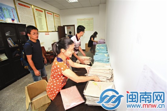 王先生夫妇捐赠的针织衫被送进东美社区海都互助会联 