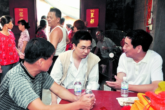 泉州市见义勇为协会会长李永木慰问柯龙明的家人