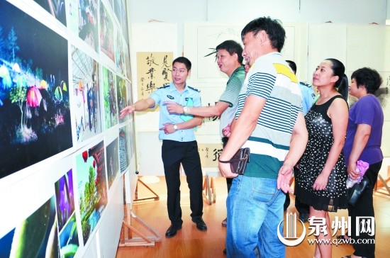 市民兴致勃勃参观展览