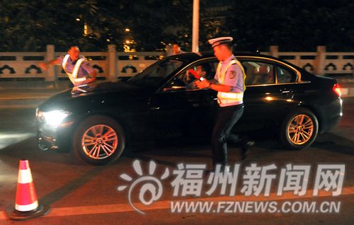 冲关宝马不顾民警拦车，仍往前冲
