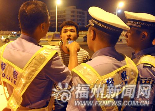 冲关宝马的驾驶员就是不配合吹气酒测