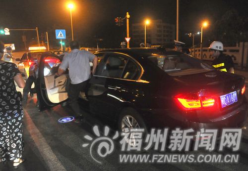 其中一名民警冲进车内，用右脚踩压刹车，冲关宝马才 