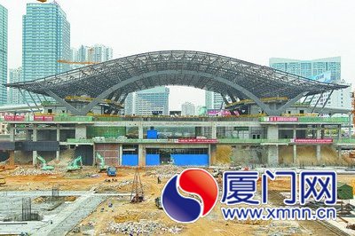 南站房屋顶建设正在紧锣密鼓施工中