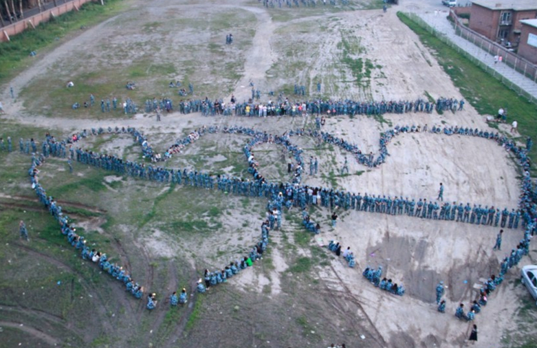 长春千名大学生摆“一箭穿心”助同学表白2